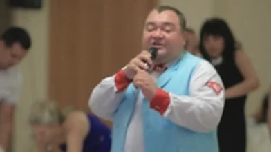 Владимир Шмарёв с микрофоном в голубом жилете на празднике — обложка видео